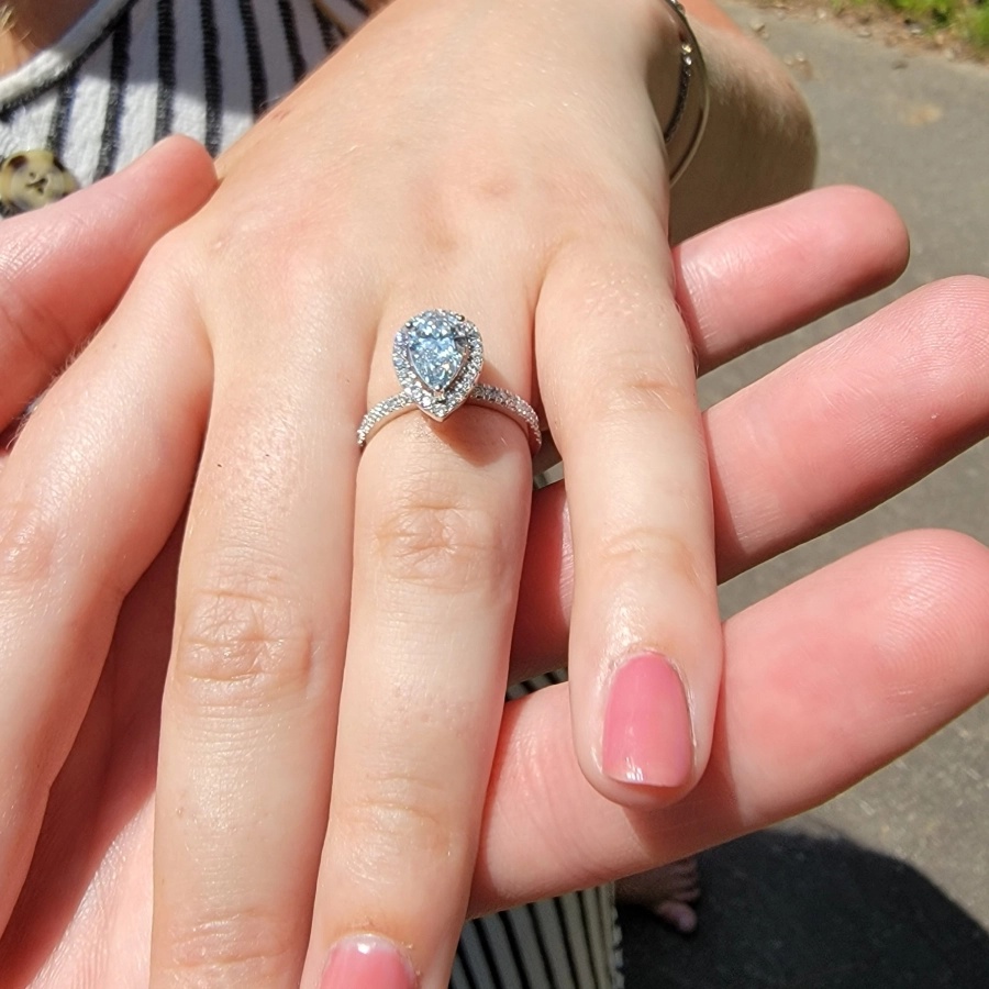 How to Click the Perfect White Gold Engagement Ring Picture?