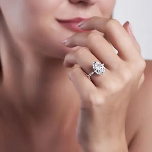 Teardrop Engagement Rings: A Unique Ring Choice