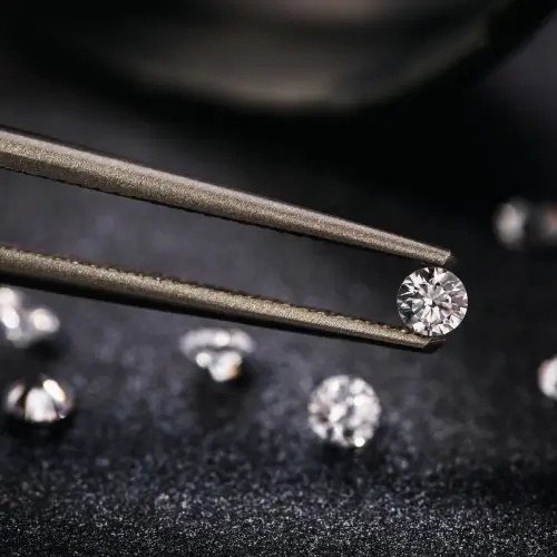 1 Carat Vs. 2 Carat: A Guide to the Ideal Diamond Size