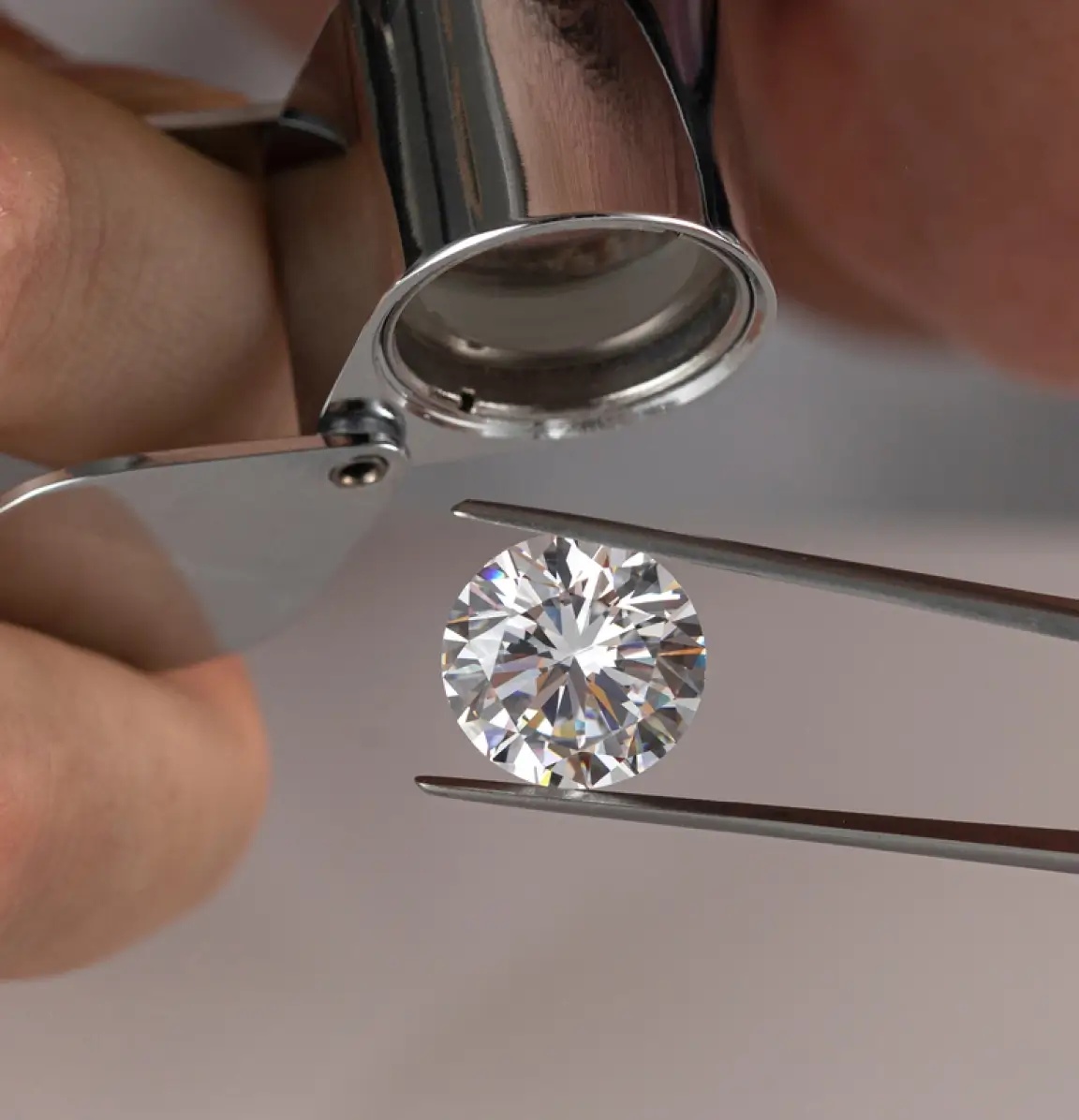 1 Carat Vs. 2 Carat: A Guide to the Ideal Diamond Size